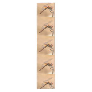 Caminho De Mesa Pequeno Dragonfly Pintada Isolada Contra Ecru