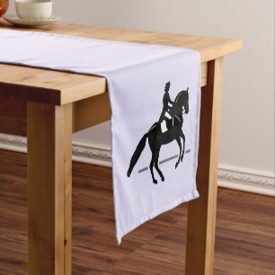 Caminho De Mesa Pequeno Elegante Dressage Rider Executando um Pirouette