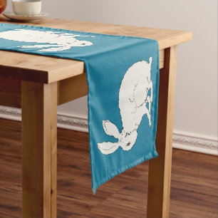 Caminho De Mesa Pequeno Elegante Sentado Coelho Branco no Azul Escuro