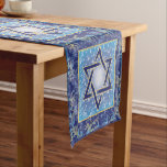 Caminho De Mesa Pequeno Estrela Judaica Dourada do Marinho Azul de David<br><div class="desc">Estrela Judia Dourada de Marinho Azul de David Short Mesa Runner Um corredor de etiquetas com a Estrela de David repetiu no centro com toques de ouro com bordas de filigrana graciosa. Um presente perfeito para casamentos judeus e famílias! Bat Mitzvah, Bar Mitzvah, Hanukkah, Chanukah, corredor mesa judeu, estrela de...</div>