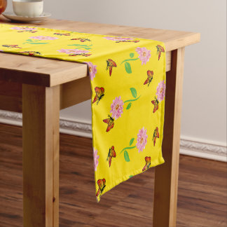 Caminho De Mesa Pequeno flores com borboletas em fundo amarelo