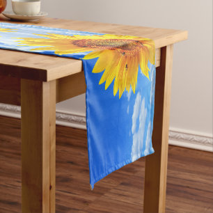 Caminho De Mesa Pequeno Girassol Amarelo e Abelhas no Céu Azul - Dia do V