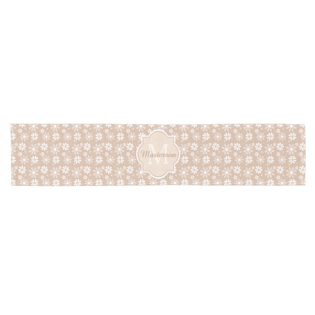 Caminho De Mesa Pequeno Girly Monogramas Cute Tan Daisy Flowers and Name (Horizontal)