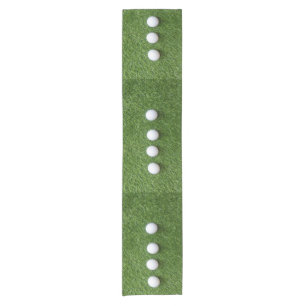 Caminho De Mesa Pequeno Golf Ball sobre Grama Verde
