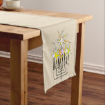 CAMINHO DE MESA PEQUENO HANUKKAH LUZ MENORAH<br><div class="desc">Um gráfico da menorah Chanucá iluminado com brilho para celebrar o Festival das Luzes.</div>