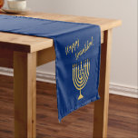 Caminho De Mesa Pequeno Hapy Hanukkah Menorah Blue<br><div class="desc">Você pode reposicionar o texto e a menorah ao seu gosto. Adicione um toque festivo à sua mesa Chanucá com este corredor mesa,  com a menorah chanukah,  dreidel e muito mais.</div>