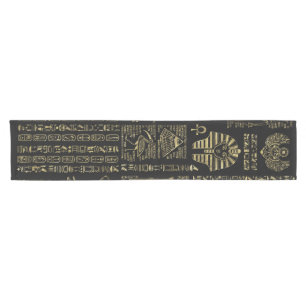 Caminho De Mesa Pequeno Hieroglyphs e ouro egípcios das deidades no preto