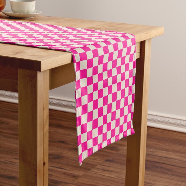 Caminho De Mesa Pequeno Hot pink and tan checkerboard pattern (No Local)