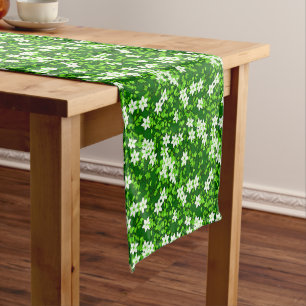 Caminho De Mesa Pequeno Jasmine Branca Entre Folhas Verdes