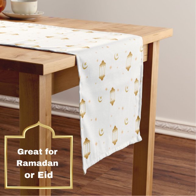 Caminho De Mesa Pequeno Lanternas Douradas Brancas Lâmpadas Elegante Eid I (An elegant, modern white + gold table runner, with lantern, stars + moon motif. )