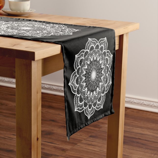 Caminho De Mesa Pequeno Mandala Branco em Fundo Preto (No Local)