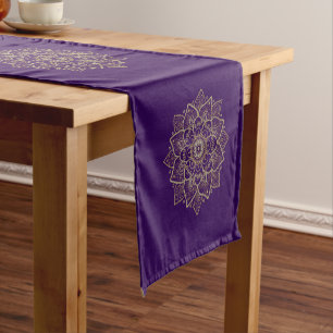 Caminho De Mesa Pequeno Mandala Dourada e prateada na mesa vermelha escura