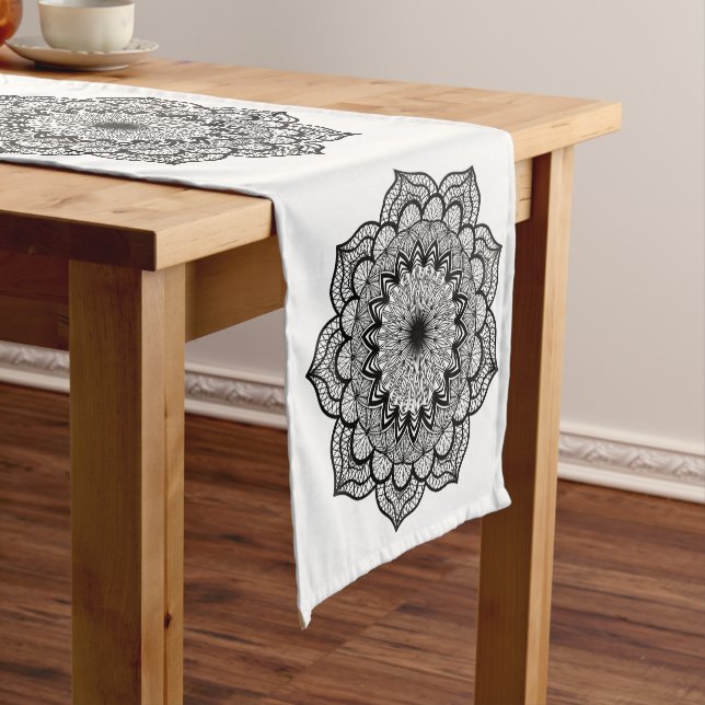 Caminho De Mesa Pequeno Mandala Preto em Fundo Branco (No Local)