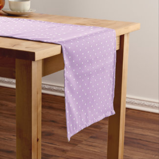 Caminho De Mesa Pequeno Micro Bolinhas Branco - Lilás Suave