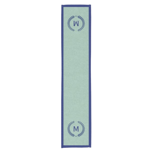 Caminho De Mesa Pequeno Mint-Green Faux Linen e Blue Wreath Monogramas (Frente)