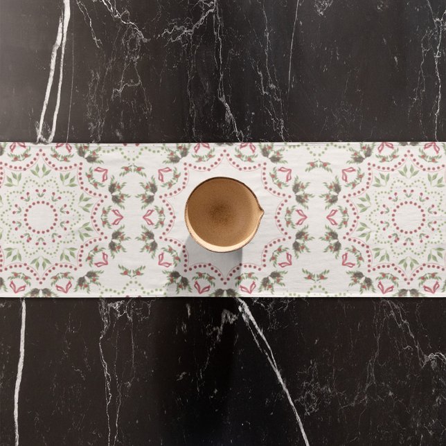 Caminho De Mesa Pequeno Monograma Greenerage Foliage Holly Berries (Christmas holiday red and green wreath mandala table runner)