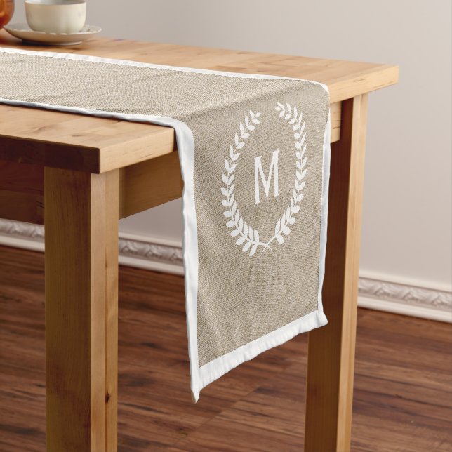 Caminho De Mesa Pequeno Monogramas Beige Faux Linen & White Wreath (No Local)