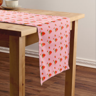 Caminho De Mesa Pequeno Morangos vermelhos em fundo rosa