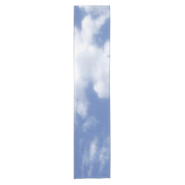 Caminho De Mesa Pequeno nuvens no céu azul