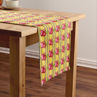 Caminho De Mesa Pequeno Padrão de Flores Rosa em Amarelo