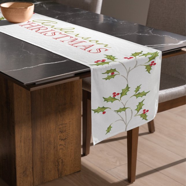 Caminho De Mesa Pequeno Runner de Mesa Holly Holiday (Red holly berries and greenery Merry Christmas Table Runner.)