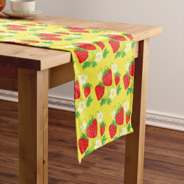 Caminho De Mesa Pequeno Strawberry and Flower Yellow Pattern (No Local)