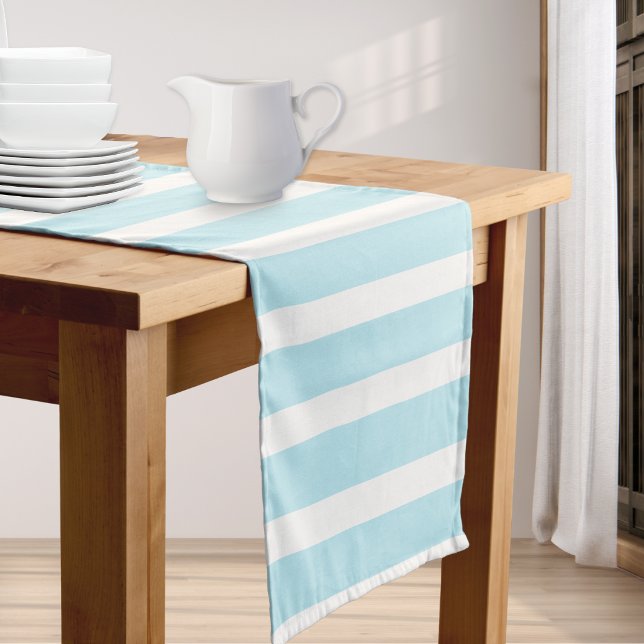 Caminho De Mesa Pequeno Tinta Azul-Bebê Simples (A table runner with light blue and white striped pattern)