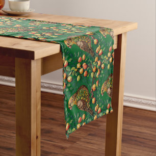 Caminho De Mesa Pequeno Um Estêncil de um Perdiz numa Pereira 