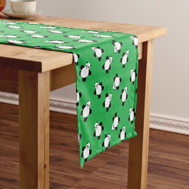 Caminho De Mesa Pequeno Urso-panda com erva (No Local)