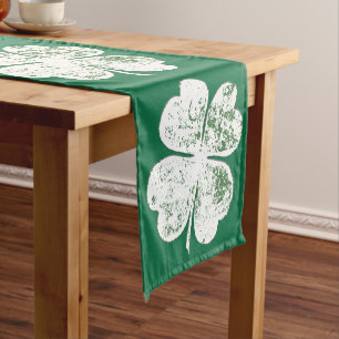 Caminho De Mesa Pequeno Vestuário Branco Grungy de Quatro Folhas no Solo 