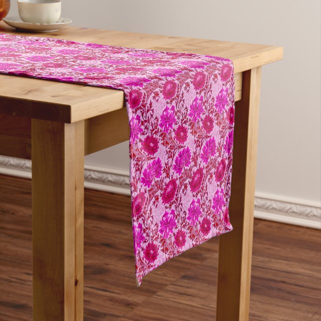 Caminho De Mesa Pequeno William Morris Chrysanthemums, Burgundy e Pink (No Local)