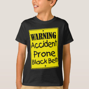 Camisa amarela propensa a los accidentes de