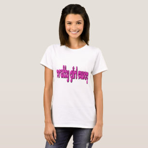 Camisa bonito das mulheres que trocam camiseta bás