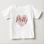 Camisa bonito de coração rosa para bebê para garot<br><div class="desc">Bonito camisa de bebê cor-de-rosa para menina fofa. Roupas personalizadas com texto personalizado. Adicione seu próprio nome ou palavra. Ícone de amor de imagem com tipografia de script. Dons de chá de fraldas personalizados para recém-nascidos e novos pais.</div>
