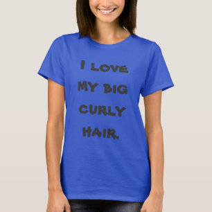 Camisa bonito que indica o amor para o cabelo