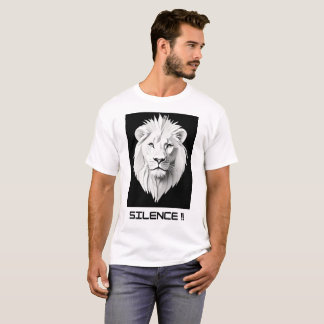 Camisa branca com atitude de leão