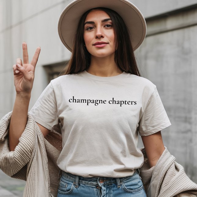 Camisa Capítulos de Champanhe Camiseta Minimalista (book lover shirt, bookish shirt, bookworm gift, coffee lover shirt, minimalist book shirt,)