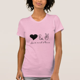 Camisa cor-de-rosa da paz e do amor