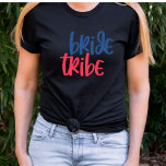 Camisa da Festa de solteira da Noiva T<br><div class="desc">Engraçado Camisa De Festa de solteira De Noiva. Texto simples que diz Bride Tribe com letras coloridas que realmente pop numa camisa preta. Seja a vida da festa nesta divertida noite de folga das garotas.</div>