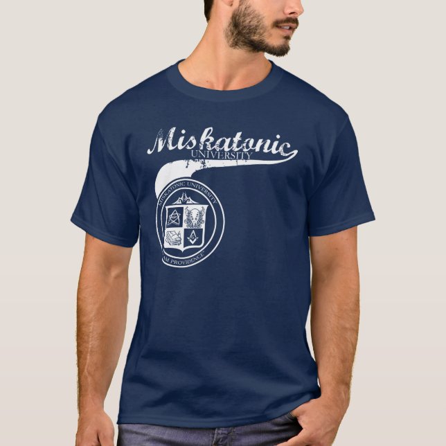 Camisa da universidade de Miskatonic do Swoosh na (Frente)