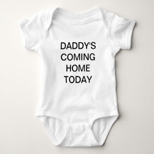 Camisa de bebê Papai está voltando para casa hoje