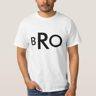 Camisa de BRO em uma grande pia batismal para a