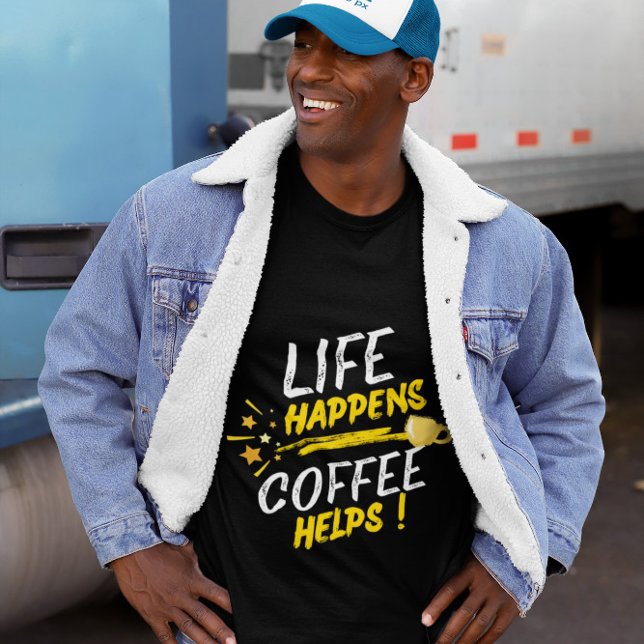 Camisa de Design Life Happens Coffee Helps (Criador carregado)