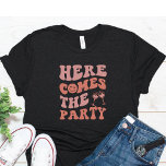 Camisa de Festa de solteira engraçada<br><div class="desc">Camisa de Bachelorette Bonita e Engraçada para amigos da noiva. Texto simples que diz Aqui vem a festa com letras cor-de-rosa e um copo de vinho rosa.</div>