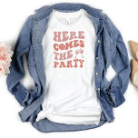 Camisa de Festa de solteira engraçada<br><div class="desc">Camiseta de Bachelorette e Engraçada para os amigos da noiva. Texto simples que diz Aqui vem a festa com letras cor-de-rosa e um anel rosa.</div>