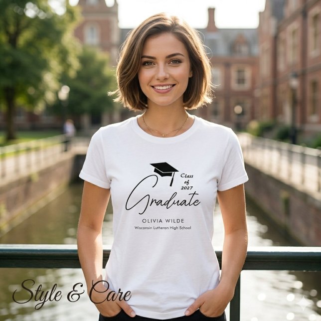 Camisa de Graduação Personalizada com Nome em Scri (Stylish Script White Graduation Custom Name Shirt)
