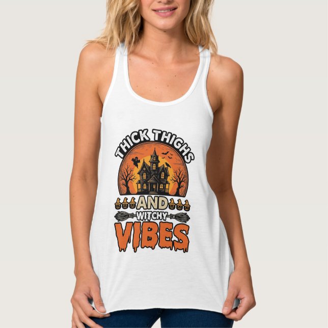 Camisa de Halloween Thick Thighs Witchy Vibes Desi (Frente)