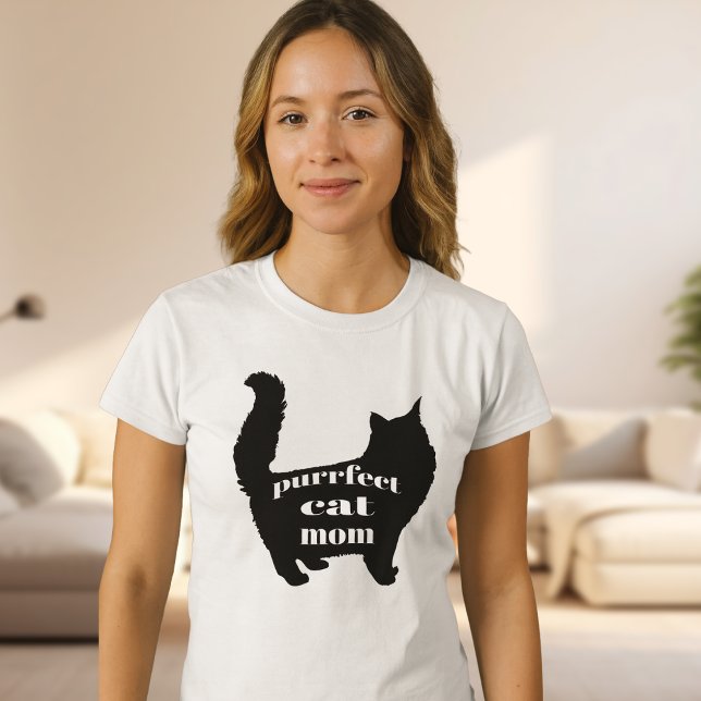Camisa de Mãe Moderna de Gato Simples (Modern black and white cat mom shirt with bold silhouette design and stylish typography.)