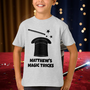 Camisa de mago com varinha mágica e chapéu para cr