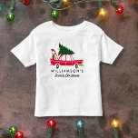 Camisa De Natal Engraçada Para Árvore De Natal Fam<br><div class="desc">Comemore a temporada com esta camisa de natal da família apresentando um carro retrô com uma árvore de Natal no topo e pacotes de férias no porta-malas. Adicione seu nome de família abaixo para torná-lo sua camisa de Natal exclusiva. Perfeito para fotos de natal da família, festas de Natal e...</div>